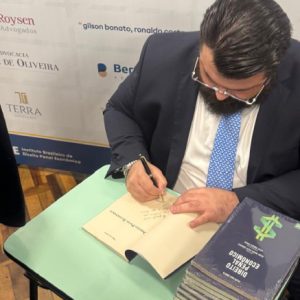 Filipe Maia Broeto lança seu novo livro no salão nobre da UFPR em Curitiba
