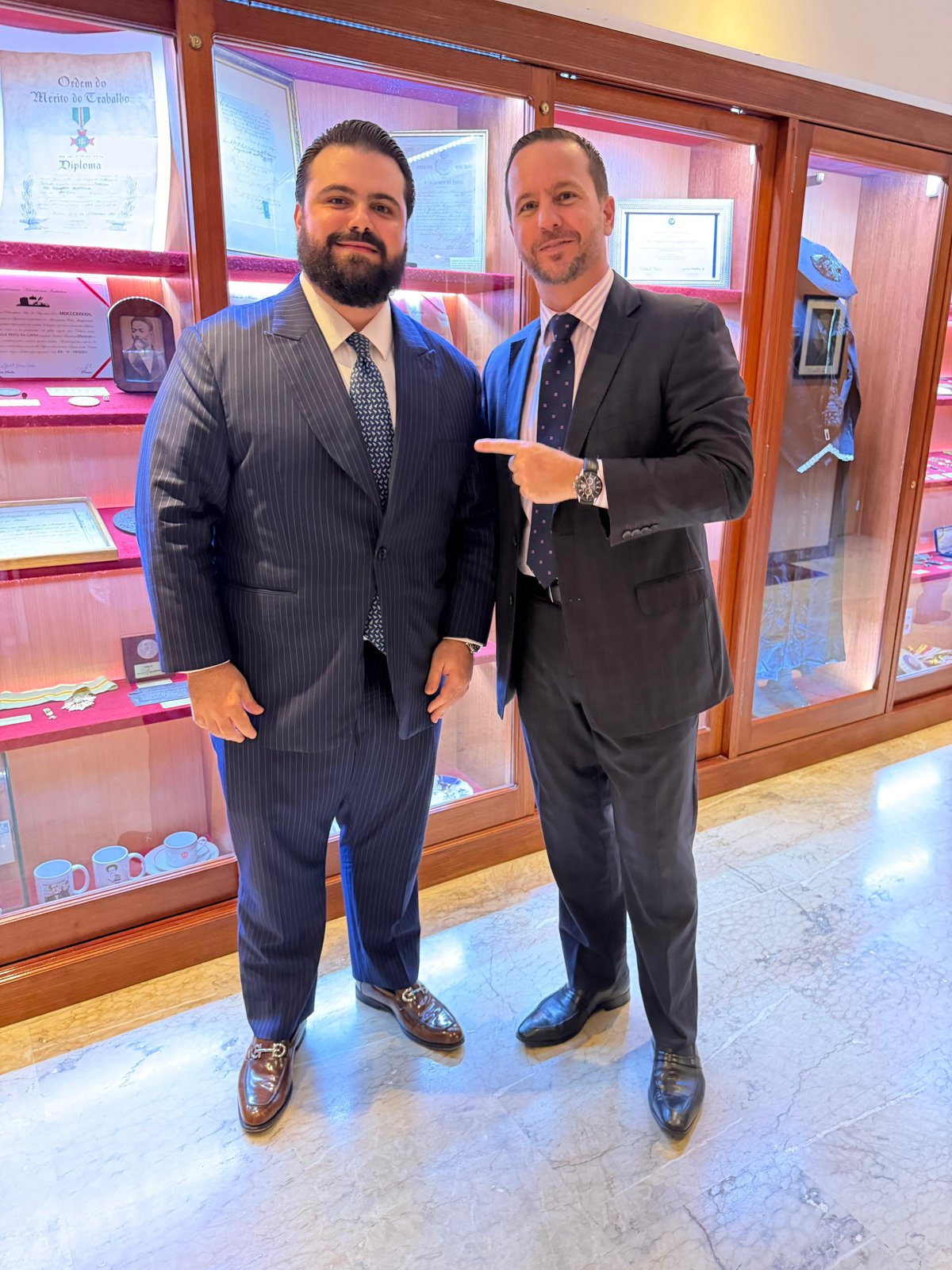 Filipe Maia Broeto com advogado diante das vitrines históricas do Instituto dos Advogados Brasileiros