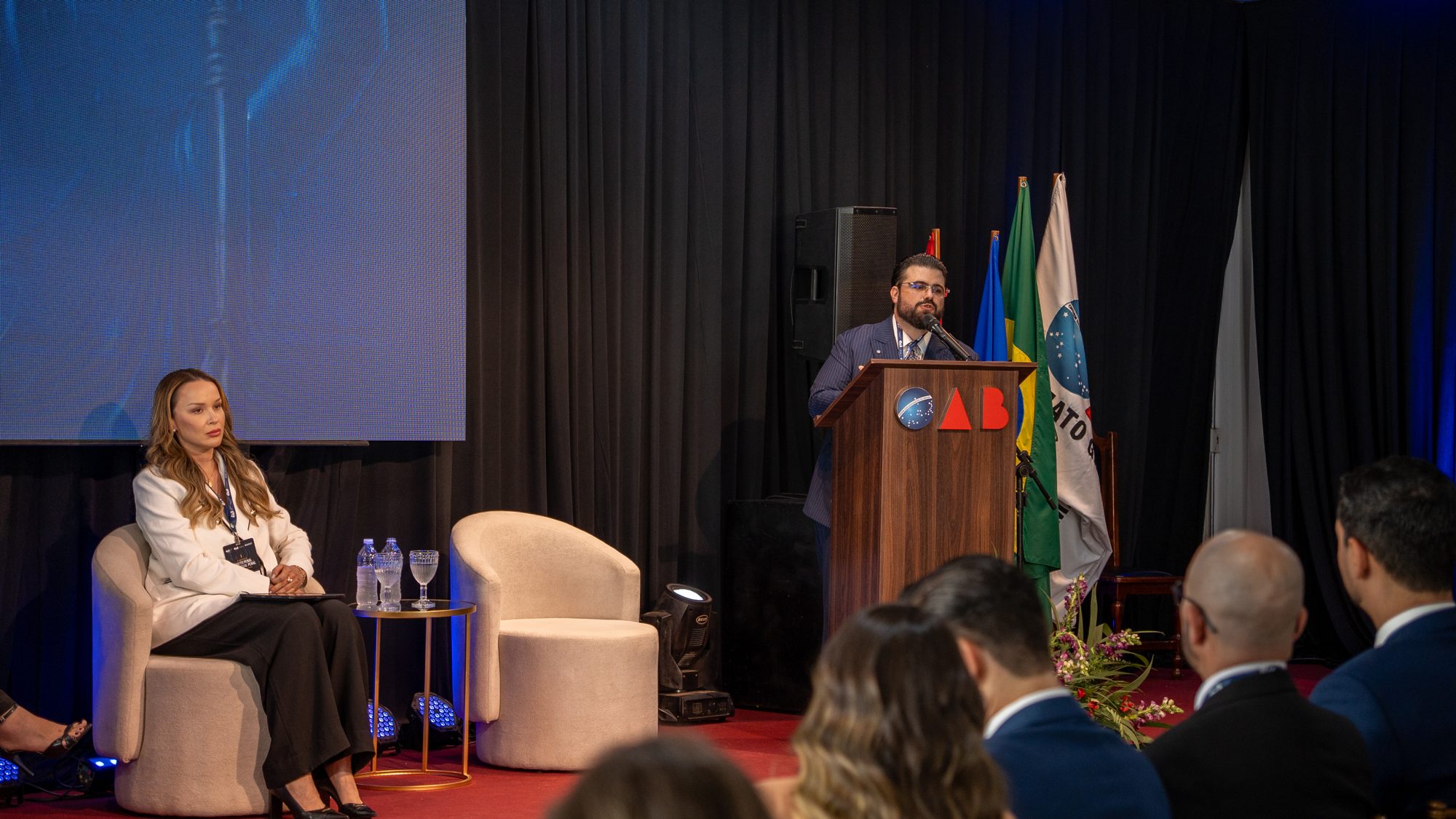 Mesa do I Simpósio de Direito Penal e Processual Penal da OAB Rondonópolis com Filipe Maia Broeto na tribuna