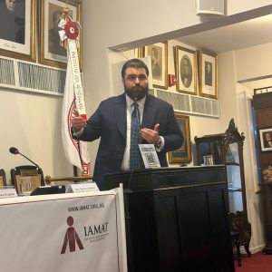 Advogado Filipe Maia Broeto discursa na tribuna do Instituto dos Advogados Brasileiros em encontro com o IAMAT