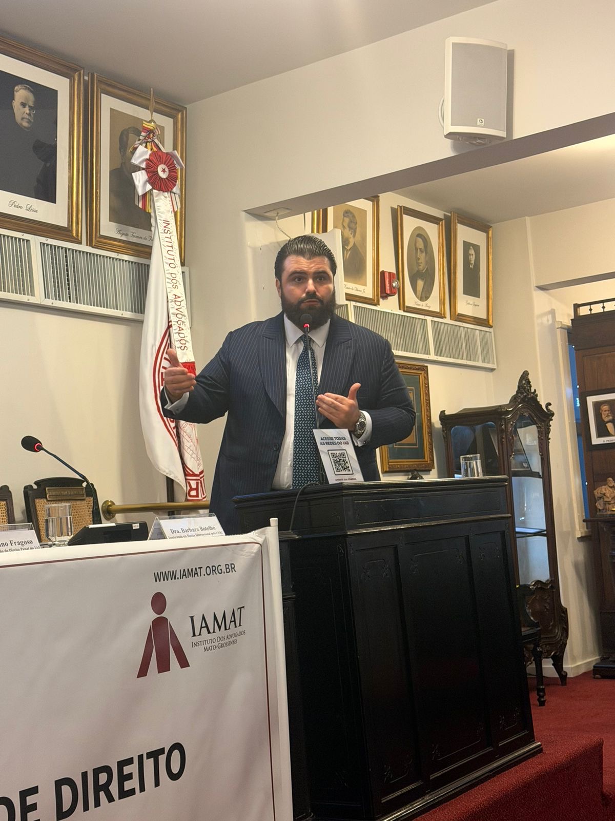 Advogado Filipe Maia Broeto discursa na tribuna do Instituto dos Advogados Brasileiros em encontro com o IAMAT