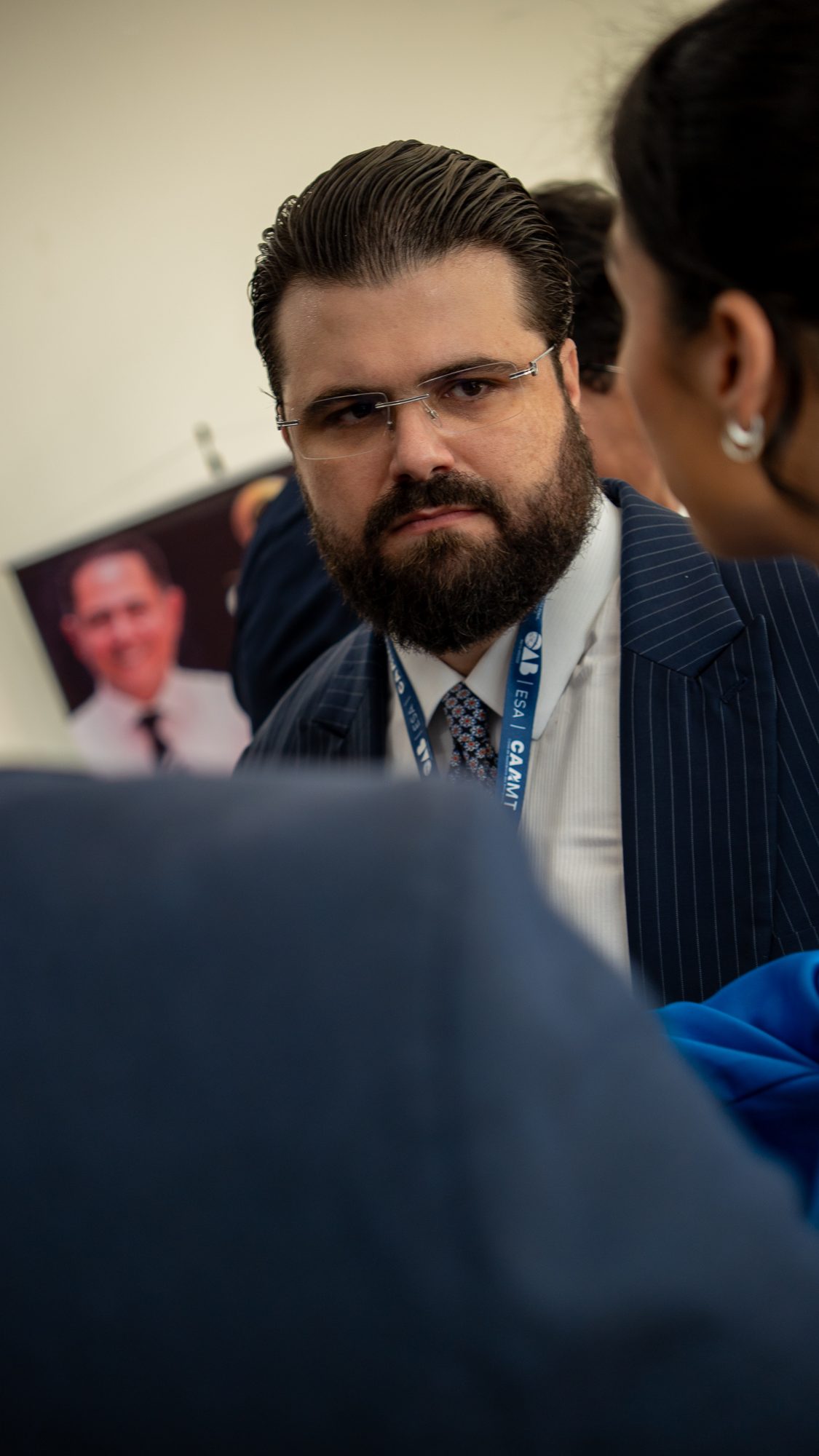 Filipe Maia Broeto em conversa com participantes durante o simpósio
