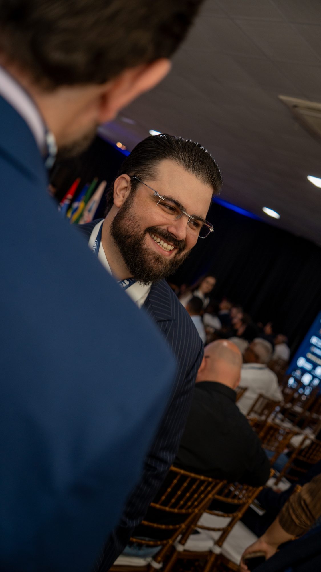 Filipe Maia Broeto cumprimenta participantes do simpósio da OAB Rondonópolis