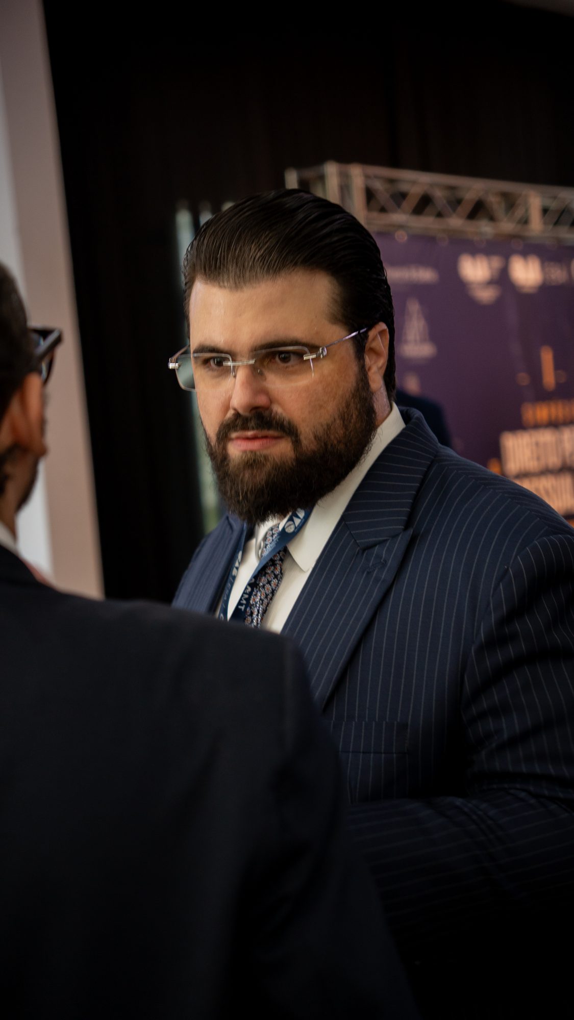 Filipe Maia Broeto conversa com participante do simpósio