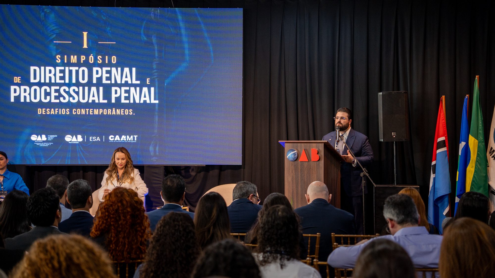 Filipe Maia Broeto discursa na tribuna da OAB durante o I Simpósio de Direito Penal e Processual Penal em Rondonópolis