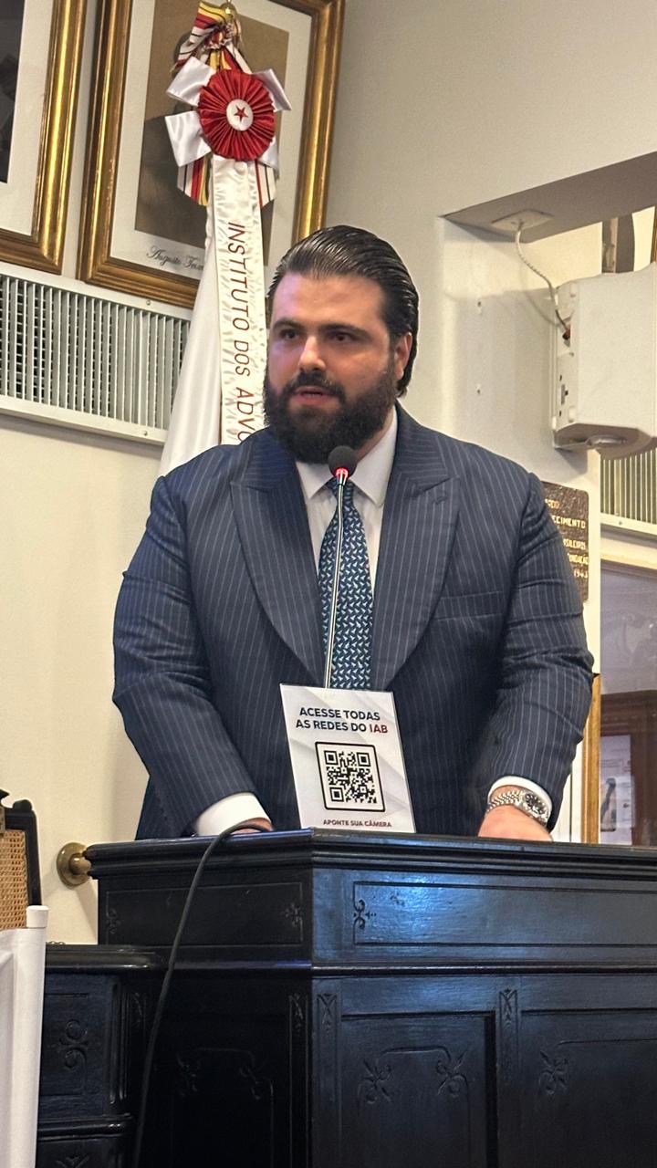 Filipe Maia Broeto fala sobre Direito Penal Econômico na tribuna do IAB, no Rio de Janeiro